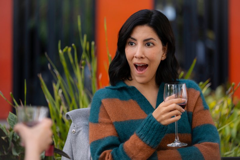 Didi (Stephanie Beatriz) hört etwas erstaunliches – Bild: Colleen E. Hayes /​ Netflix