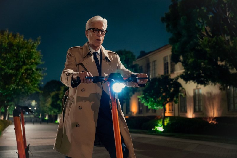 Charles (Ted Danson) verfolgt eine verdächtige Person – Bild: Colleen E. Hayes /​ Netflix