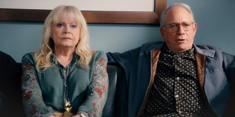 Virginia (Sally Struthers) und Elliot (John Getz) wollen bei der Täuschung mitmachen – Bild: Courtesy of Netflix