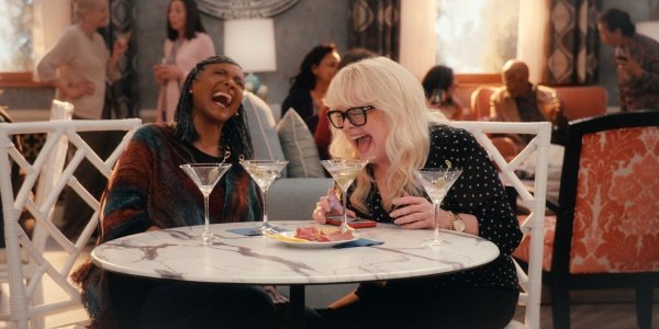 Florence (l.) und Virginia (Sally Struthers) feiern gerne – Bild: Courtesy of Netflix 2024