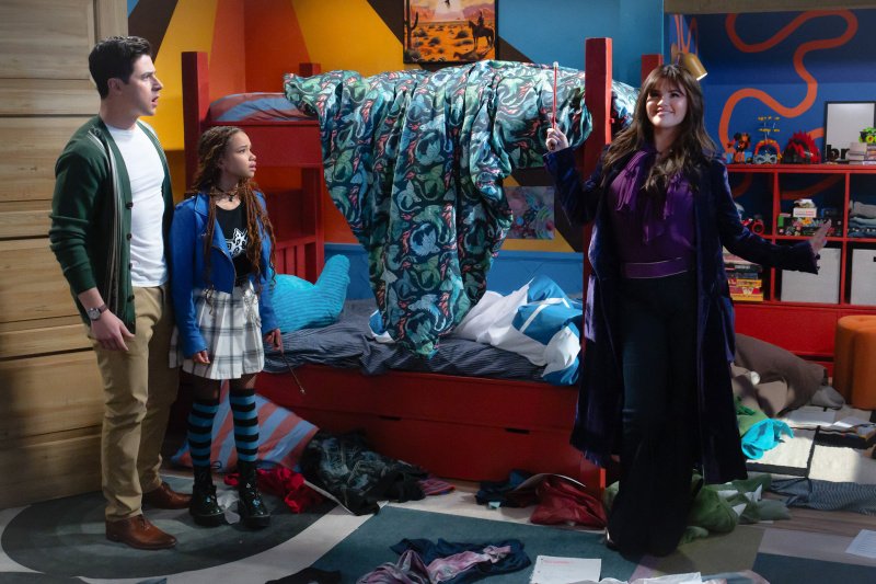 Alex (Selena Gomez, r.) stellt Justin (David Henrie) die kleine Hexe Billie (Janice LeAnn Brown) vor – Bild: Disney /​ Eric McCandless