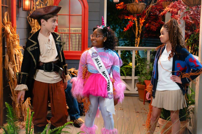 Roman (Alkaio Thiele), Winter (Taylor Cora) und Billie (Janice LeAnn Brown, r.) feiern Halloween – Bild: Disney /​ Eric McCandless