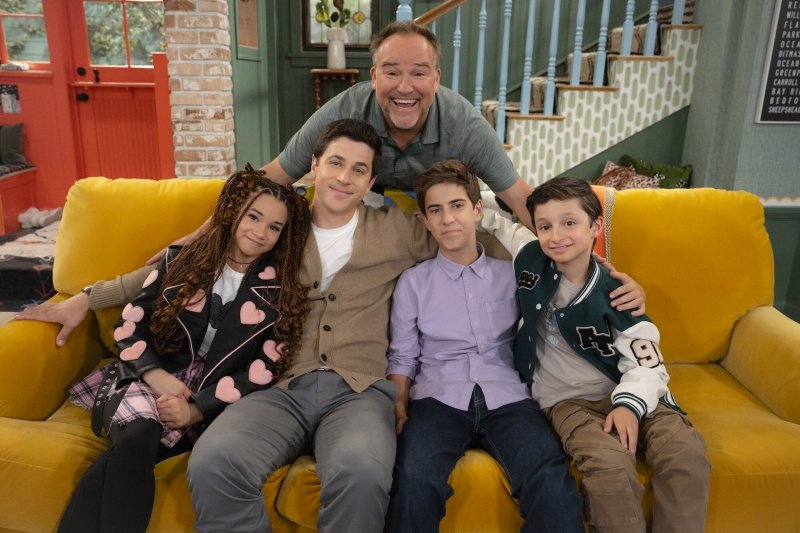 Jerry (David DeLuise, M.) besucht (v.l.) Billie (Janice LeAnn Brown), Justin (David Henrie), Roman (Alkaio Thiele) und Milo (Max Matenko) – Bild: Disney /​ Eric McCandless