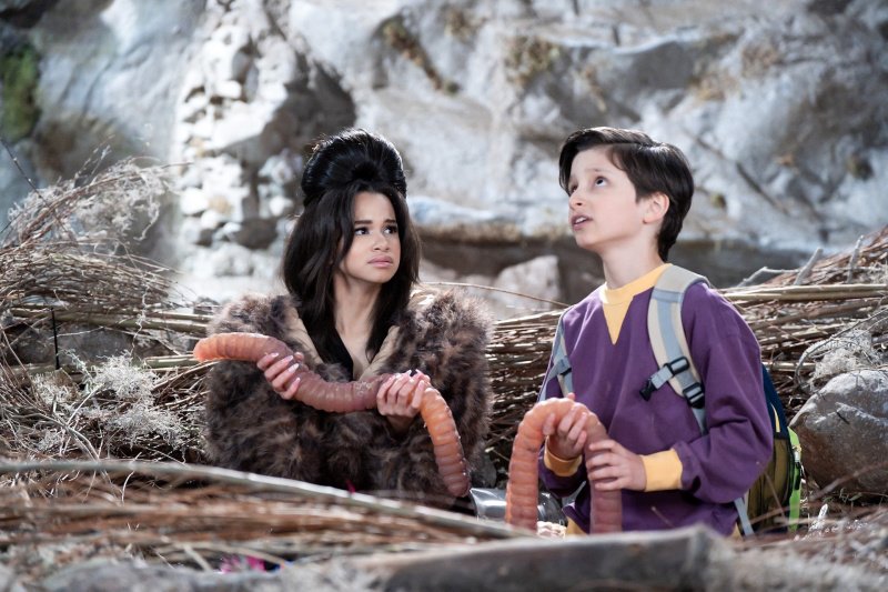 Billie (Janice LeAnn Brown) und Milo (Max Matenko) brauchen magische Hilfe – Bild: Disney /​ Kim Alexis