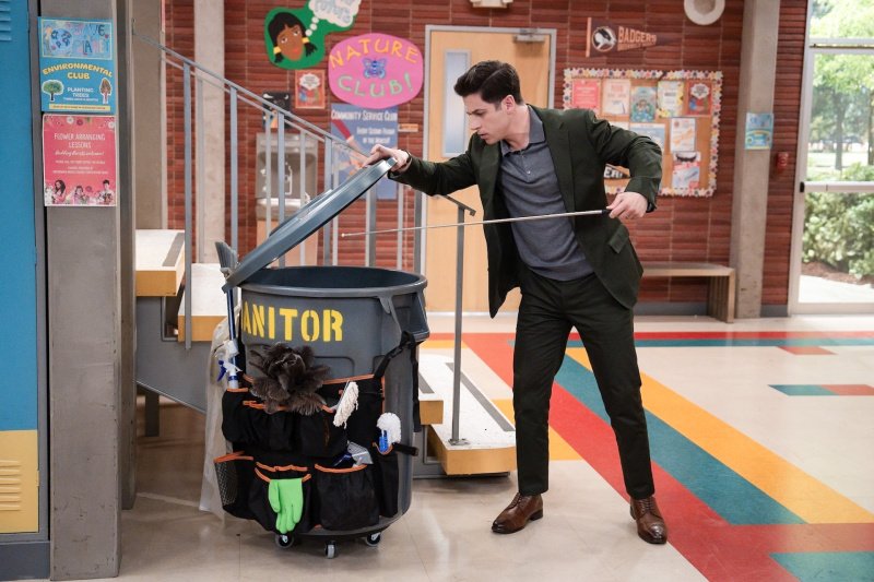 Justin (David Henrie) nimmt seine Aufgaben ernst – Bild: Disney /​ Eric McCandless