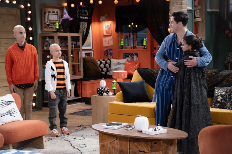 Roman (Alkaio Thiele, l.) und Milo (Max Matenko) verblüffen Justin (David Henrie, 2.v.r.) und Billie (Janice LeAnn Brown) – Bild: Disney /​ Lara Solanki