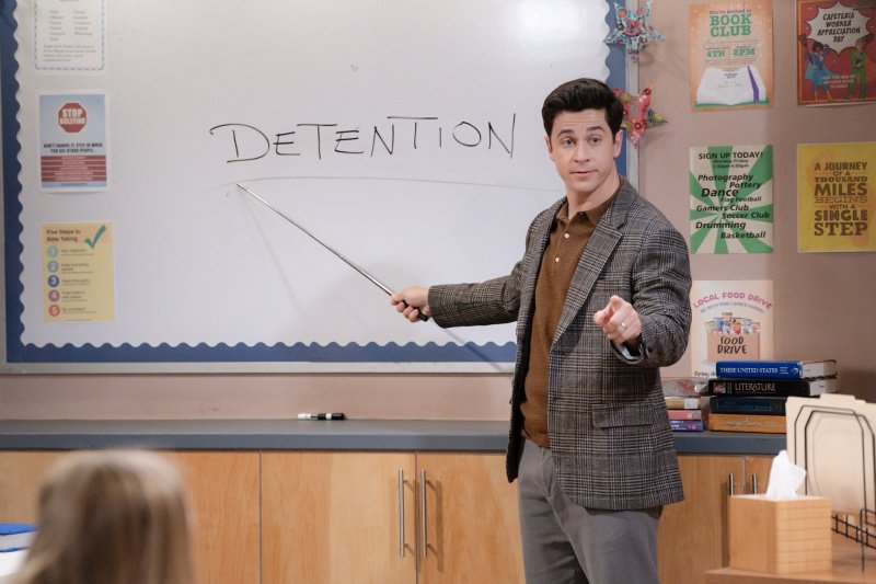 Justin (David Henrie) verlangt Aufmerksamkeit – Bild: Disney /​ Lara Solanki