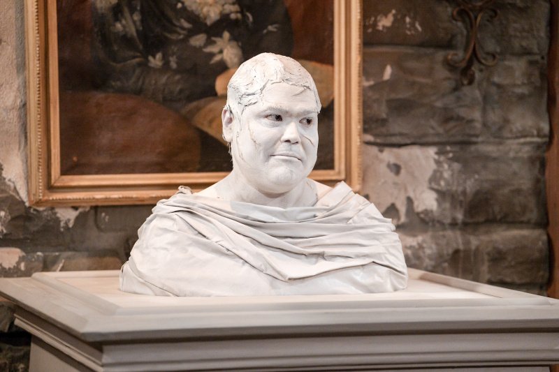 Der Klatschstein (Harvey Guillén) will das letzte Wort behalten – Bild: Disney /​ Eric McCandless