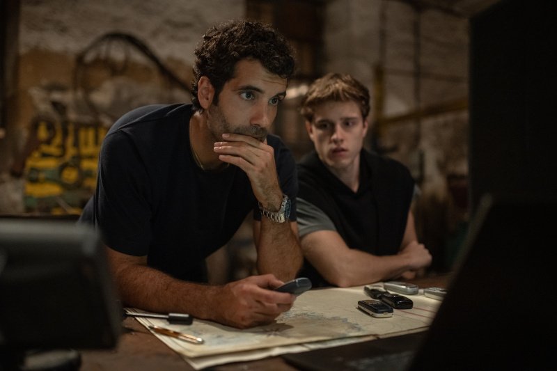 Tamar Novas als Daniel, Nuno Gallego als Marco – Bild: © 2023 Netflix, Inc. /​ JAIME OLMEDO/​NETFLIX