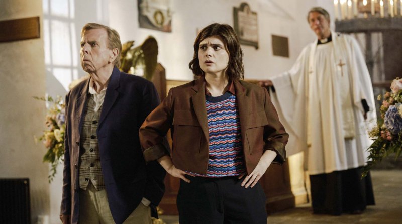 Die Kirche ruft John Chapel (Timothy Spall) und DS Janie Mallown (Gwyneth Keyworth) – Bild: WDR /​ BBC Studios