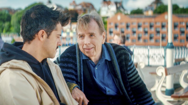 DC Evan Chaudhry (Rithvik Andugula) redet mit John Chapel (Timothy Spall, r.) – Bild: WDR /​ BBC Studios