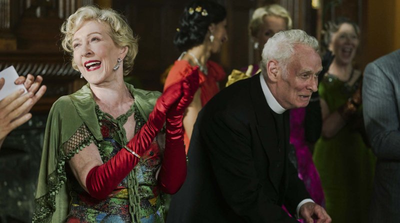Dennis Williams (Karl Johnson) kann mit Helena Hart (Patricia Hodge) kaum mithalten – Bild: WDR /​ BBC Studios