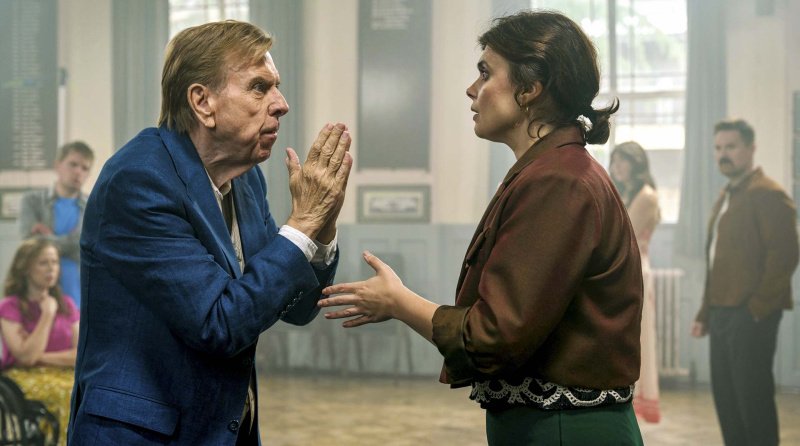 John Chapel (Timothy Spall) und DS Janie Mallown (Gwyneth Keyworth) graben in der Vergangenheit – Bild: WDR /​ BBC Studios