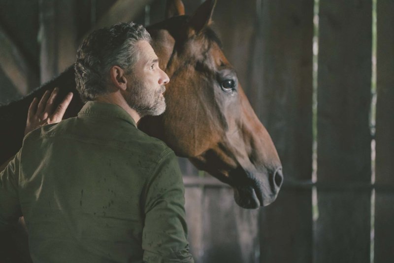 Kyle Turner (Eric Bana) grübelt über seine Vergangenheit – Bild: Ricardo Hubbs /​ Netflix
