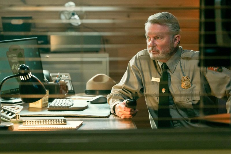 Paul Souter (Sam Neill) beargwöhnt die Ermittlungen im Yosemite Nationalpark – Bild: Ricardo Hubbs /​ Netflix