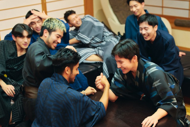 Die Jungs entscheiden auf ihrem Ausflug nach Niseko im Armdrücken, wer aufs nächste Date darf. – Bild: 2026 Netflix, Inc.