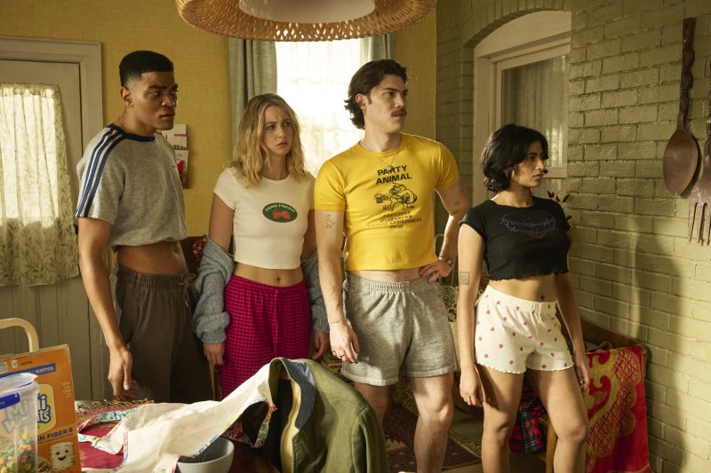 FX’s Adults -- Ep. 201 -- Pictured: (l-r) Owen Thiele as Anton,  Lucy Freyer as Billie, Jack Innanen as Paul Baker, Amita Rao as Issa. CR: Michael Gibson/​FX – Bild: 2026, FX. All rights reserved. /​ Christos Kalohoridis