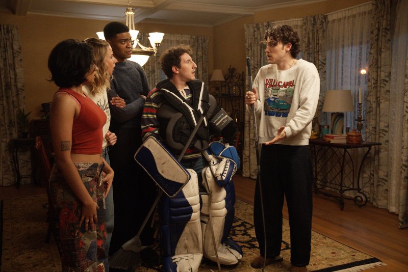 FX’s Adults -- Ep. 204 -- Pictured: (l-r) Amita Rao as Issa, Lucy Freyer as Billie, Owen Thiele as Anton, Malik Elassal as Samir, Jack Innanen as Paul Baker. CR: Michael Gibson/​FX – Bild: 2026, FX. All rights reserved.