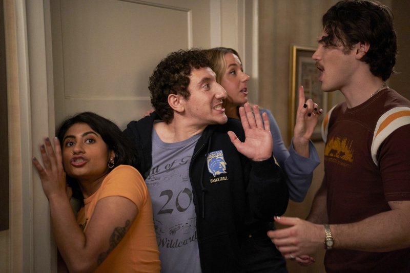 FX’s Adults -- Ep. 205 -- Pictured: (l-r) Amita Rao as Issa, Malik Elassal as Samir, Lucy Freyer as Billie, Jack Innanen as Paul Baker. CR: Michael Gibson/​FX – Bild: 2026, FX. All rights reserved.