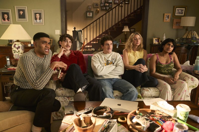 FX’s Adults -- Ep. 206 -- Pictured: (l-r) Owen Thiele as Anton,  Jack Innanen as Paul Baker, Malik Elassal as Samir., Lucy Freyer as Billie, Amita Rao as Issa. CR: Michael Gibson/​FX – Bild: 2026, FX. All rights reserved.