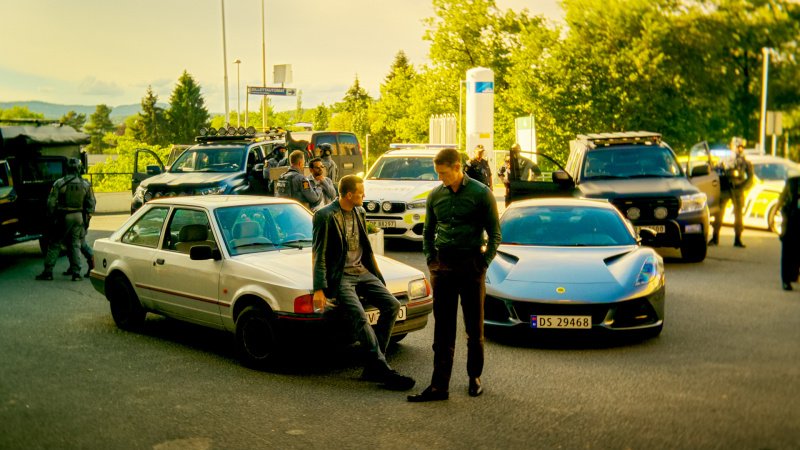 Harry Hole (Tobias Santelmann) und Tom Waaler (Joel Kinnaman) fahren schnelle Autos – Bild: Ronald Plante /​ Netflix