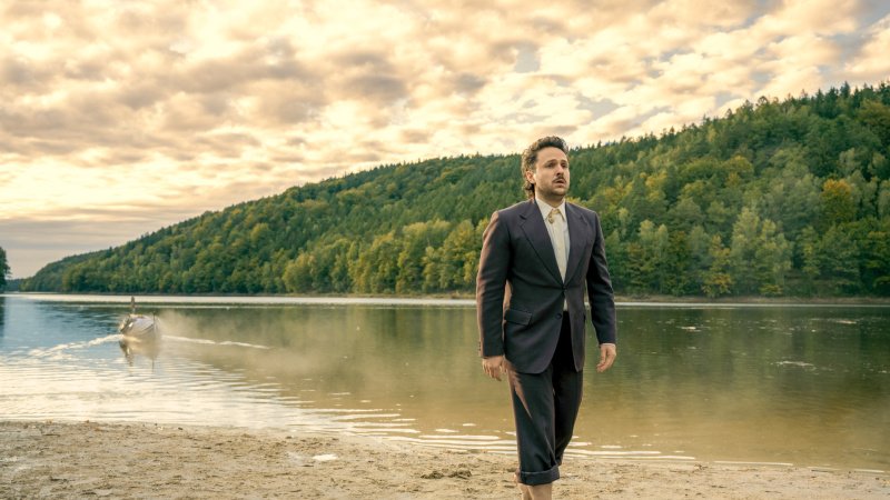 Johnny Carrera (Dimitrij Schaad) hat Bestattung nach Art der Wikinger organisiert – Bild: Anika Molnár /​ Netflix