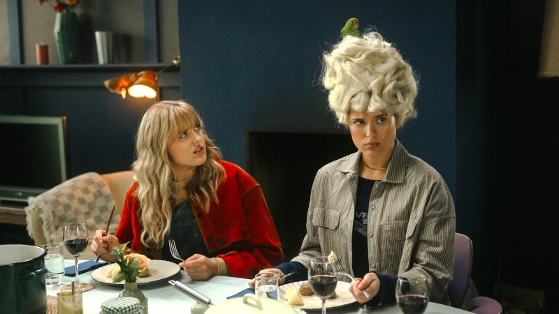 Kaia (Jana Münster) mustert Outfit von Zwillingsschwester Karo (Sophia Münster, r.) – Bild: Anika Molnár /​ Netflix