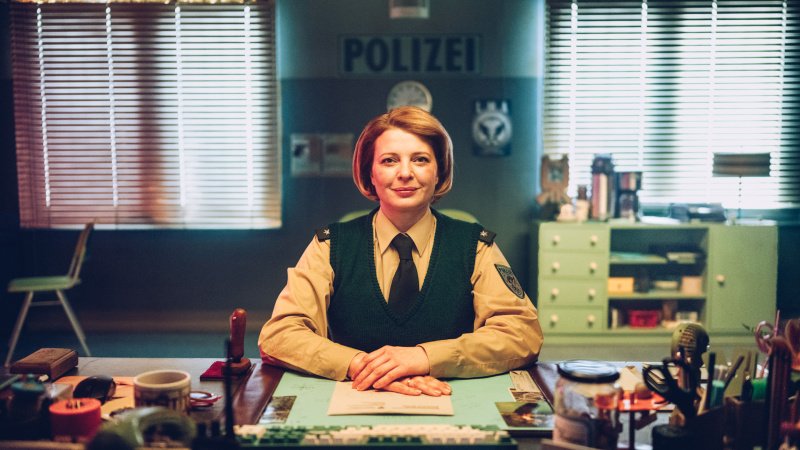 Nancy (Jördis Triebel) liebt ihren Job als einzige Polizistin von Kacken – Bild: Anika Molnár /​ Netflix