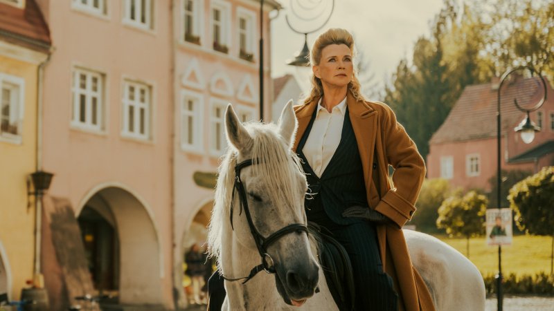 Veronica Ferres (Veronica Ferres) hält Hof hoch zu Ross – Bild: Anika Molnár /​ Netflix