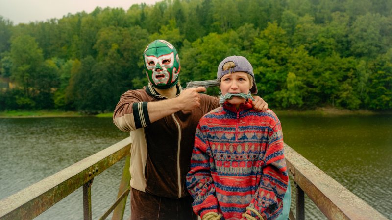 Hilft Johnny (Dimitrij Schaad) bei der Entführung von Charly (Sky Arndt, r.)? – Bild: Anika Molnár /​ Netflix