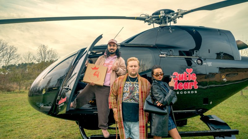 Pipo (Salim Samatou) und Dalia Müller-Müller (Taneshia Abt) lassen Toni (Anton Schneider, M.) aufsteigen – Bild: Anika Molnár /​ Netflix