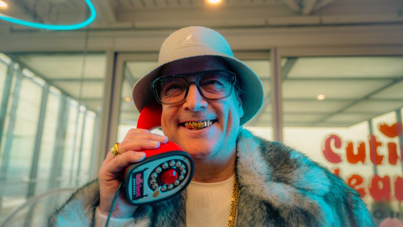 Gold ziert Dr. Dietmar Drehws alias Diggidy (Matthias Brandt) – Bild: Anika Molnár /​ Netflix