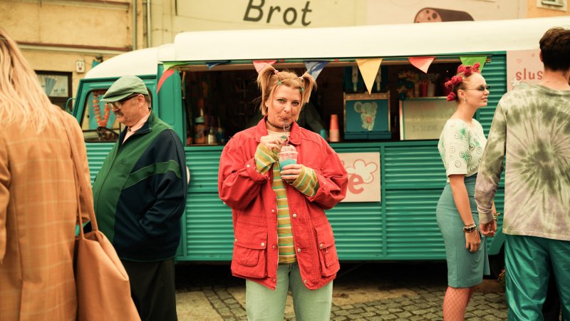 Nancy (Jördis Triebel) blickt auf die wilden 90er-Jahre zurück – Bild: Anika Molnár /​ Netflix