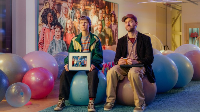 Charly (Sky Arndt) und Paule (Vincent Redetzki, r.) sondieren Lage bei Cutie Heart Records – Bild: Anika Molnár /​ Netflix