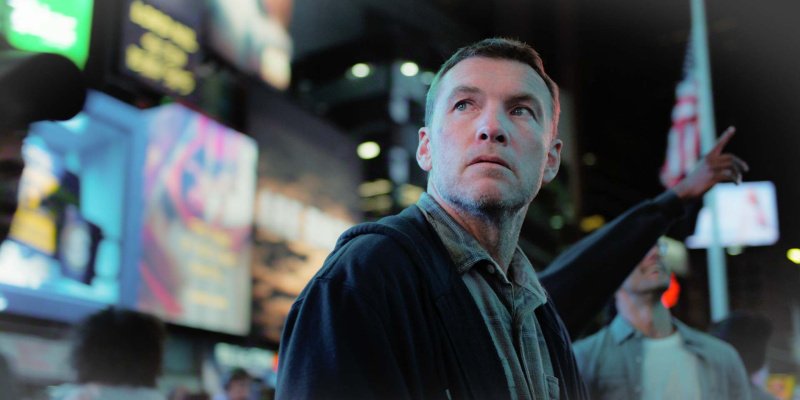 David Burroughs (Sam Worthington) orientiert sich in New York – Bild: Courtesy of Netflix