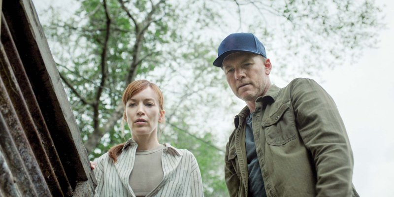 Rachel (Britt Lower) und David (Sam Worthington) staunen über den Anblick – Bild: Courtesy of Netflix