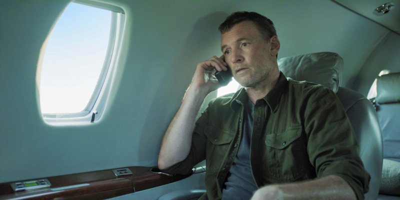 David Burroughs (Sam Worthington) nimmt Kontakt auf – Bild: Courtesy of Netflix