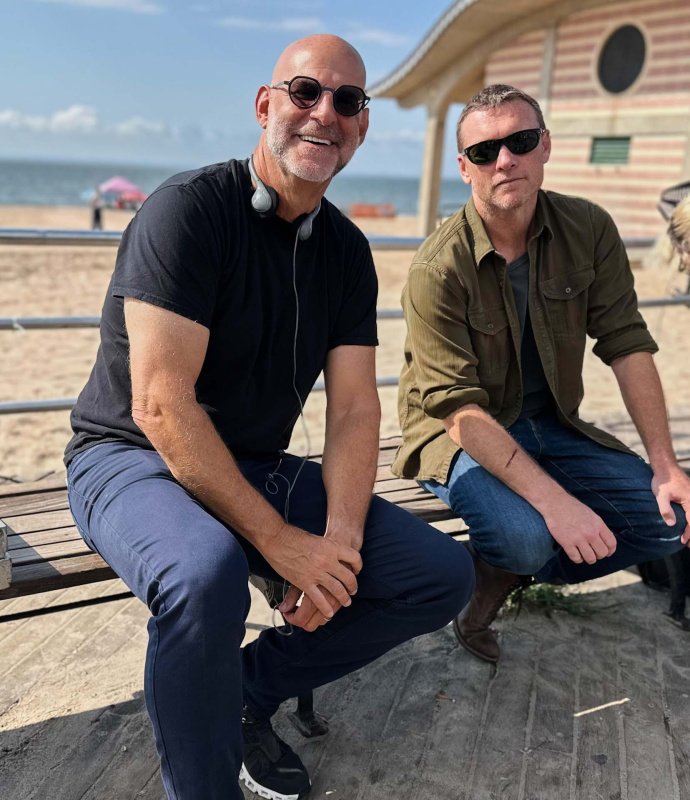 Romanautor und Executive Producer Harlan Coben genießt eine Drehpause mit seinem Star Sam Worthington (r.) – Bild: Courtesy of Netflix