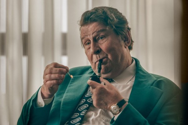 Unterschätzt niemals Thorbjörn Fälldin (Rolf Lassgård) – Bild: SVT /​ Disney+