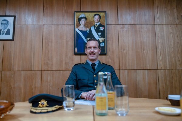 General Börje Lagercrantz (Niklas Engdahl) blüht auf – Bild: SVT /​ Disney+