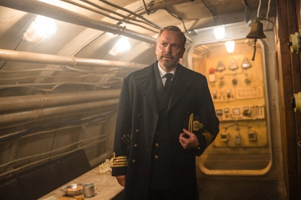 Kommandant Anders Karlsson (Per Lasson) geht unter Wasser – Bild: SVT /​ Disney+