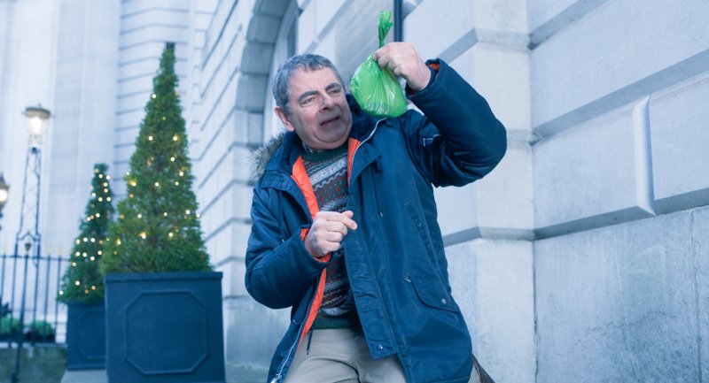Hund Archie hat Trevor (Rowan Atkinson) etwas hinterlassen – Bild: Courtesy of Netflix