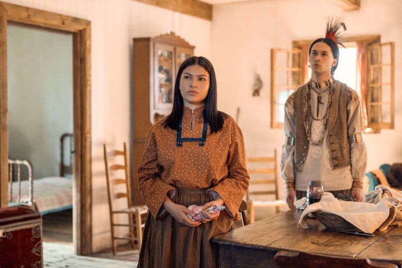 Die Umgebung irritiert White Sun (Alyssa Wapanatâhk) und Little Puma (Xander Cole, r.) – Bild: Eric Zachanowich /​ Netflix