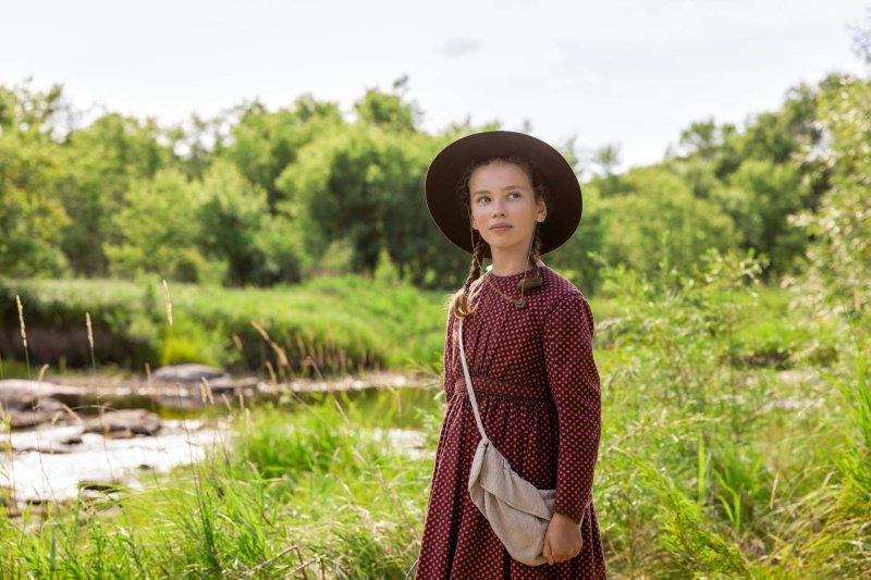 Lauras (Alice Halsey) Neugier kennt keine Grenzen – Bild: Eric Zachanowich /​ Netflix