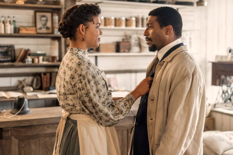 Emily Henderson (Barrett Doss) vertraut Dr. George Tann (Jocko Sims) – Bild: Eric Zachanowich /​ Netflix