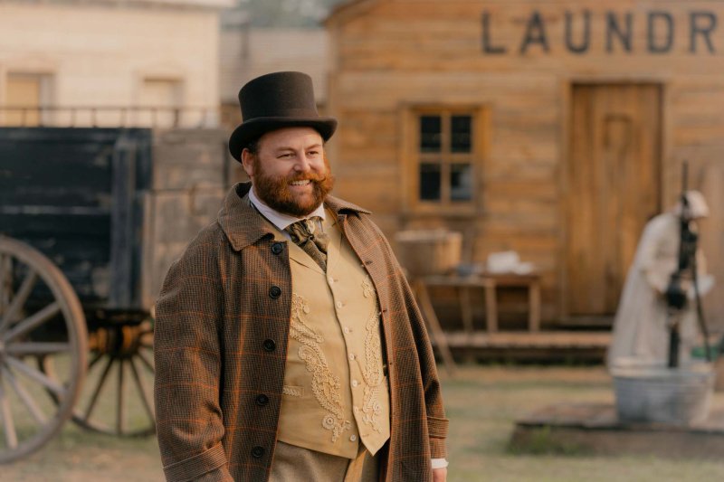 Gauner Eli James (Michael Hough) verspricht einiges – Bild: Eric Zachanowich /​ Netflix