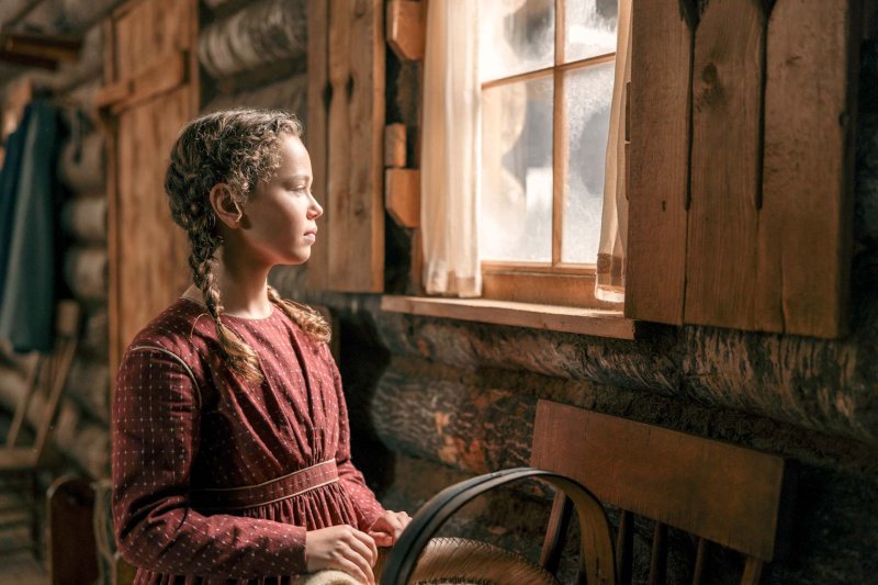Laura (Alice Halsey) sorgt sich über das Wetter – Bild: Eric Zachanowich /​ Netflix