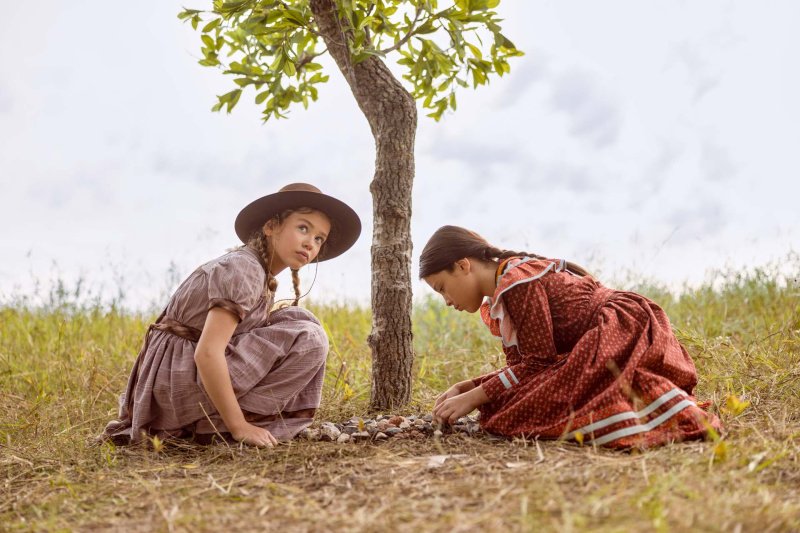 Laura (Alice Halsey) und Good Eagle (Wren Zhawenim Gotts, r.) halten zusammen – Bild: Eric Zachanowich /​ Netflix