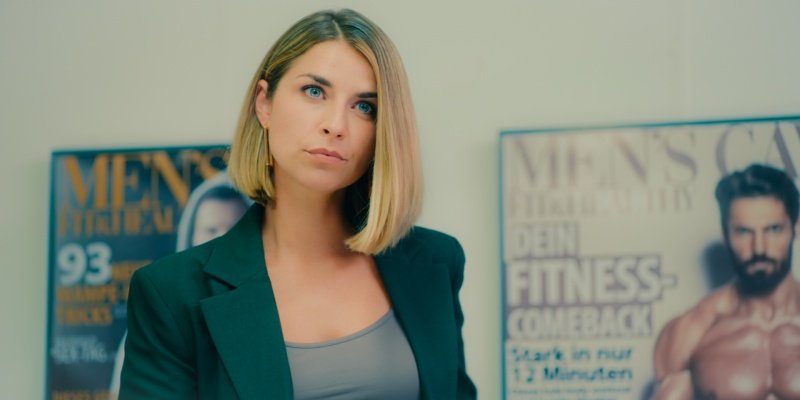 Vanessa (Jaëla Probst) besucht eine Männerhöhle – Bild: Courtesy of Netflix Vanessa (Jaëla Probst) besucht eine Männerhöhle – Bild: Courtesy of Netflix