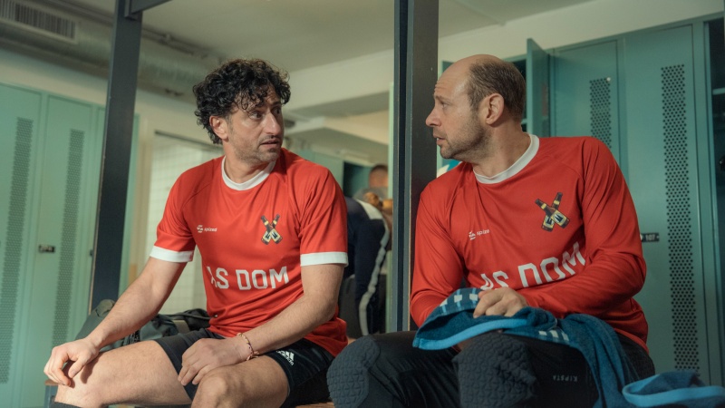 Cem (Serkan Kaya, l.) und Andi (Moritz Führmann) lösen Probleme nach dem Sport – Bild: Sasha Ostrov /​ Netflix